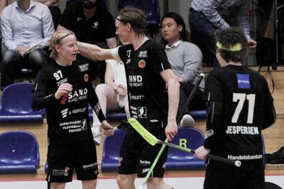 Sunds Seahawks tabte årets bronzefinale, men fjerdepladsen er stadig klubbens bedste nogensinde. I forbindelse med kampen blev 20-årige Mikkel Skov (i.m) hædret som årets spiller i den danske liga, mens 16-årige Morten Handgaard blev årets fund. ?Foto: Birgitte Rødkær