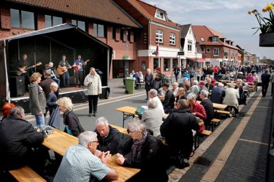 Der er ofte arrangementer i midtbyen. Senest i forbindelse med bededagsferien, hvor der var musik, klovneløb og loppemarked. ?Foto: Henrik Ole Jensen
