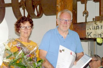 Jan B. Nielsen blev kåret som årets Aulum-borger blandt andet for sin kæmpeindsats i forbindelse med halbyggeriet. Han er her fotograferet med sin kone Kirsten Nielsen. ?privatfoto