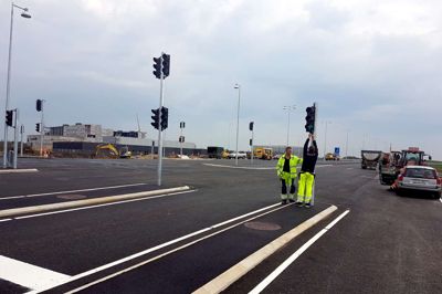 Lyskrydset ved det nye supersygehus set fra vestgående retning. Længst til højre er den bane, som ambulancerne kan benytte for at komme forbi den øvrige trafik. Når radarerne, der er placeret på flere af lysmasterne, genkender ambulancen, skifter lyssignalet til rødt i alle retninger.?Foto: PAlle Heering NIelsen