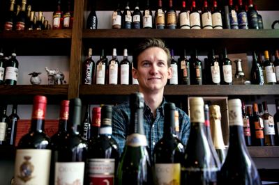 Casper Nielsen fra Bohéme Vinbar og Butik har ikke været imponeret over samarbejdet med Herning Kommune, men håber på, at et dialogmøde kan føre en ny retning med sig. ? Foto: Tom Laursen