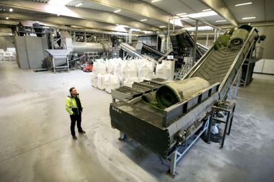 Re-Match har i HI-Park et anlæg, der årligt modtager, opdeler og sorterer 26.000 ton kunstgræs. Det koncept skal nu udvides til resten af verden. På billedet ses Dennis Andersen, der er grundlægger af virksomheden. ? Foto: Tom Laursen