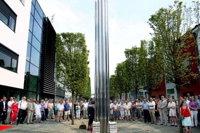 Da den østlige del af Østergade fik ny belægning, bidrog Folkebladet med en ny skulptur, Ingvar Cronhammars "Column", der med sit udtryk fint matcher Schønherrs granitbund i gågaden. ?Foto: Herning Folkeblad