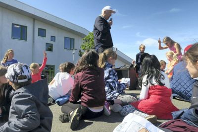 Torben Isen fra Herning Orienteringsklub har tegnet et kort over Tjørring Skole, som lærerne kan bruge, når de skal have mere bevægelse i undervisningen. På kortet er 40 poster tegnet ind, som eleverne skal finde og løse opgaver ved.?foto: jesper wind