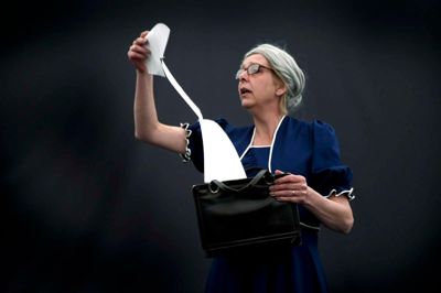 Dronning Margrethe alias Gitte Romlov Jensen har store problemer med at hitte rede i alle sine taler. ?Foto: Flemming Hansen