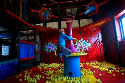 Vizz Legeland og herningCentret har sat sig for at donere en krone til børneorganisationen Unicef, hver gang et barn leger i legelandet fra 1. november 2016 til 1. november 2017. Nu har Unicef fået donationen for første halvdel.?Foto: Flemming Hansen