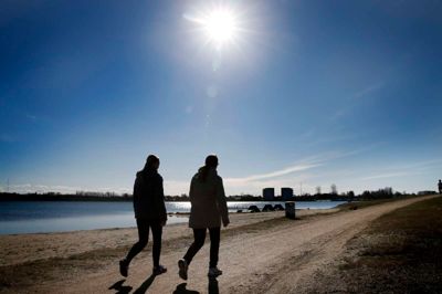 Det skulle blive dejligt varmt i weekenden - husk omtanken, når du går ud i solen. ? foto: flemming hansen