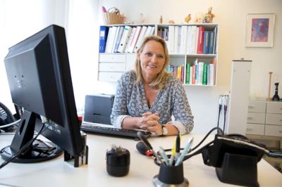 Liselotte Hjelm Kristensen har siden 1998 været medejer af lægepraksissen Lægerne Nørregade 10,1 i Herning og har en arbejdsuge på over 50 timer. Hun gør ikke altid selv, hvad en læge ville råde til, men står altid glad op og går glad i seng: - Mit lægeliv giver mening og god energi hver dag, som den lokale PLO-formand siger. ?Foto: Tom Laursen