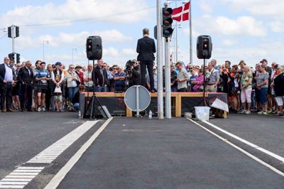 Der var godt med publikum til indvielse af motorvejen, da det nye vejstykke efter motionsløbene blev åbnet af transport-, bygnings- og boligminister Ole B. Olesen (LA). ?Foto: Jørn Deleuran