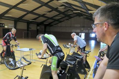 Martha Louise Kjærsgaard (t.v.) stod som instruktør for indvielsen af det nye tilbud om spinning hos Kølkær Fitness i weekenden. Kølkær Fitness låner i alt 16 spinning-cykler hos gymnastikforeningen i Sinding, der venter på at få grønt lys til selv at bygge et motionscenter.?foto: jesper wind