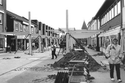 Det var en vild idé at overdække strøggaden i Ikast. Den krævede meget forarbejde, før den gennemgribende forandring af gaden kunne sættes i værk. Det er nu 25 år siden, overdækningen kunne indvies.?Foto: Eigil Thomsen