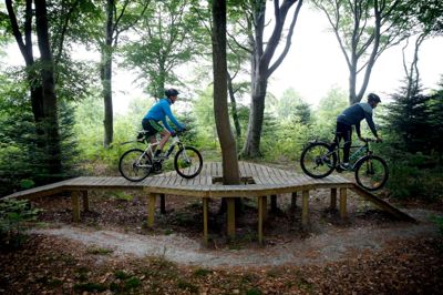 Skolens elever har selv lavet de nye forhindringer, som er med til at udfordre rytterne, når de tramper sig igennem ruten. Der er også anlagt sti rundt om forhindringerne for dem, der gerne vil springe over. ?foto: Flemming hansen