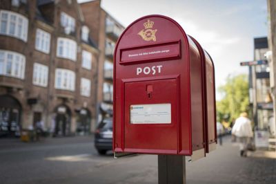 Mens postvognene har skiftet farve til PostNords blå er det danske postkasser og PostNords resultat i Danmark fortsat ganske røde. Free/Henrik Petit/postnord