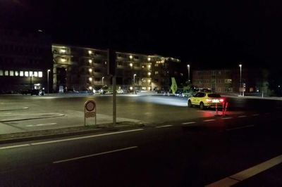 Ved midnatstid landede en lægehelikopter i Herning - på banegårdspladsen, hvor også en akutlægebil og ambulance var ankommet til stedet. Foto: Henrik Øster-Jørgensen