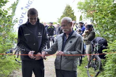Den nye MTB-bane blev indviet med officiel snoreklip af efterskoleelev Jakob Bak Bojsen (t.v.) og forstander Jeppe Mikkelsen. ?Privatfoto
