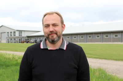 Per Overgaard bor på fødegården på Neder Hestlundvej ved Bording. Sammen med broderen Ole Overgaard driver han firmaet Overgaard Genetics, der har 1200 avlsgrise at gøre godt med. Filmoptagelserne foregår på deres faciliteter på Hestlundvej 6 ved Bording. Foto: Morten Hallstrøm