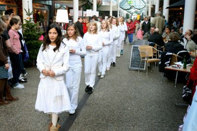 De unge musikskoleelever sørgede for at hjælpe julestemningen godt på vej i Ikast Strøgcenter i 2006. ?Foto: Flemming Hansen