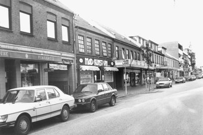 To billeder viser forvandlingen af Østergade. Indtil 1992 kunne man parkere i små båse i begge sider af gaden mellem træerne. Med forsigtighed kunne biler passere hinanden, men på et tidspunkt ensrettede man gaden. ? Foto: Herning Folkeblad