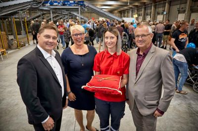 På billedet ses direktør for PostNord, Peter Kjær Jensen (t.v.), der sammen med Hernings viceborgmester Kent Falkenvig (t.h.) lørdag klippede snoren til PostNords nye pakkecenter i Herning. Derudover er det terminal- og distributionschef Susanne E. Jensen, mens kvinden med puden og saksen er postomdeler Jeanne Larsen. ?Foto: Ole Mortensen