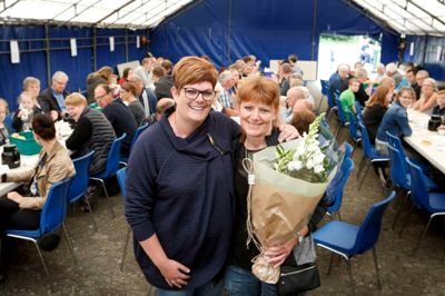 Dorthe Zacho (t.v.) sammen med årets Uhre-borger, Gitte Madsen.