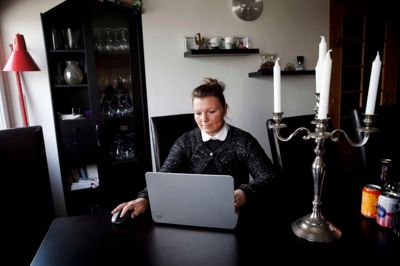 Om lidt går Carina Roskilde arbejdslivet i møde. Senest hun var på arbejdsmarkedet, var hun slagterimedarbejder og rengøringskone. Denne gang kommer hun på arbejdsmarkedet som 36-årig civilingeniør. Foto: Flemming Hansen