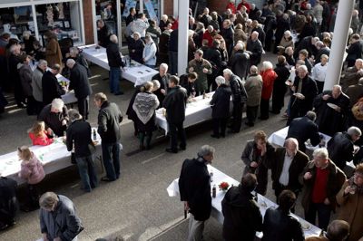 Her er det gratis frokost i anledning af Ikast Kirkes 100-årsjubilæum. ?Foto: Henrik Ole Jensen
