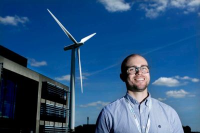 Hvis man havde spurgt Simon Porse Hansen som 15-årig, om han troede, at han ville ende som Supply chain Management Specialist ved Siemens Gamesa havde svaret været nej. Han havde kun en ting i hovedet, og det var at blive mekaniker og gøre interessen til arbejdet. Men han er glad for, at det endte, som det gjorde. ?Foto: Henrik Ole Jensen