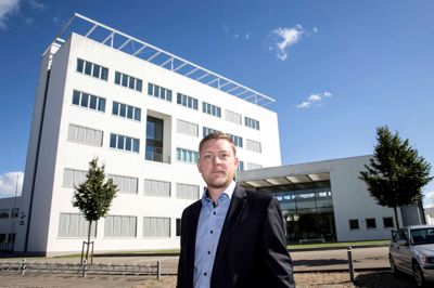 Anders Frederiksen, institutleder på AU Herning, mener, at det kræver tålmodighed at vække interessen for de naturvidenskabelige fag. - Når man læser eller skriver, producerer man noget med det samme, men det at regne 100 regnestykker af samme type efter hinanden, tror jeg ikke giver lige så meget tilbage til børnene, siger Anders Frederiksen. ?Foto: Tom Laursen