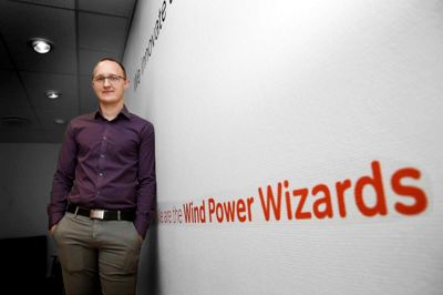 Thomas Jørgensen er et strålende eksempel på det, der kommer ud af samarbejdet mellem erhvervslivet og universitetet i Herning. Han er fastansat samme sted som han var i praktik. ?Foto: Flemming Hansen