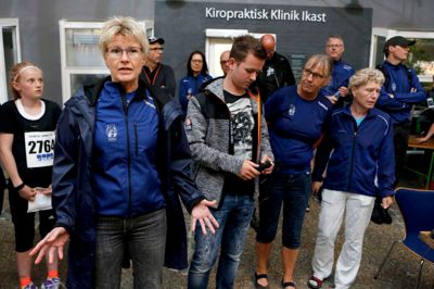 Karin Eriksen fra Ikast Atletik & Motion lodder stemningen blandt løberne om, hvorvidt det vil være en god idé at aflyse løbet.