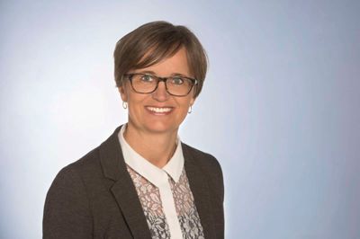 Dorte West, der i øvrigt bliver den eneste kvinde blandt Venstres 13 regionsrådsmedlemmer, er ikke bekymret over at skulle røgte to politiske hverv efter nytår. I Herning Kommunes byråd fortsætter hun som formand for børne- og familieudvalget, og i regionsrådet får hun plads i det magtfulde forretningsudvalg. ?Foto: PR-foto