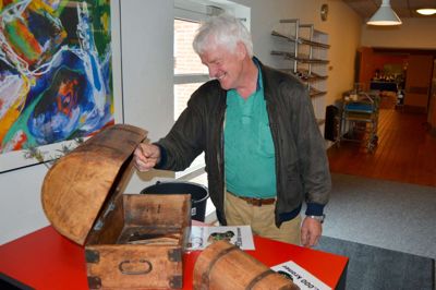 Alfred Kirk gik rundt med nøglen til hovedpræmien. Så han kan være glad for, at Lions Club Aulum forlængede fristen for at prøve sine nøgler. Foto: Kim krasuld