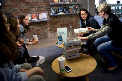 Kerry Drewery - med litteraturformidler Anne Juul Andersen til højre - mødte nogle af sine danske læsere i går. ?foto: tom laursen