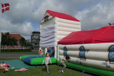 Både elever og lærere tog turen igennem hoppekirken, da byens børn fra 1.-2. klasse var inviteret til bibeldag. De mørke skyer over hoppekirken afgav heldigvis ikke vand. ? foto: mikkel korsgaard christensen