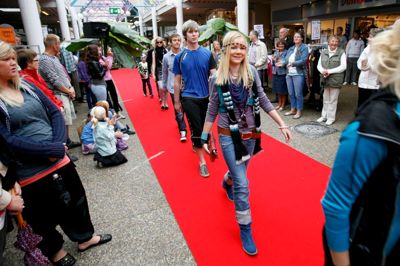 I bedste Hollywoodstil blev det i Strøgcentret markeret, at et nyt skoleår var skudt i gang, og at butikkerne var klar til at sælge løs efter ferietiden. ?Foto: Tom Laursen