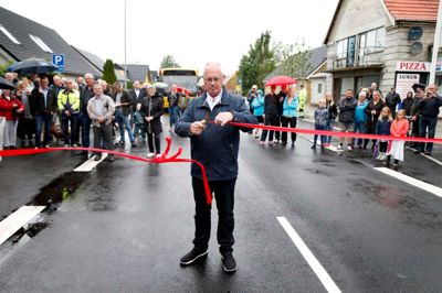 Finn Stengel Petersen (S) brugte den samme guldsaks til at indvie Tjørring Hovedgade, som prinsesse Benedikte brugte dengang Dr. Boulevard blev indviet i Herning.? foto: flemming Hansen