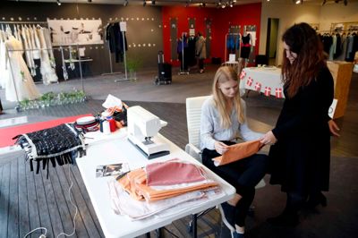 Mira Jensen fra Herning, der sidder ned, i selskab med Henriette Smed fra Ikast, som sammen med en kompagnon står bag mærket Curves, der som navnet antyder laver kollektioner til kvinder med former. ?Foto: Flemming Hansen