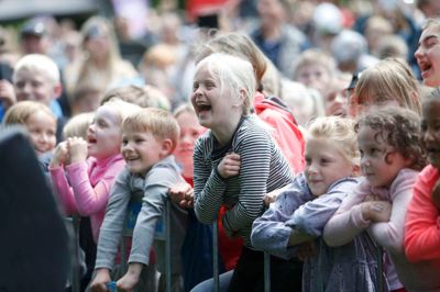 Årets »Liv i Sdr. Anlæg« samlede omkring 3000 børn og barnlige sjæle til masser af musik. Byens billedskole, musikskole, sangskole, spejdere og ungdomsskole bidrog med aktiviteter og underholdning.?foto: flemming hansen