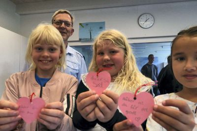 Sofie Olsen, Katja Hansen og Salima Marie Eriksen havde hver deres hilsen med ved skoleleder Jørgen Madsens afsked fredag på Studsgård Friskole. Jørgen Madsen går på pension og afløses efter sommerferien af Carsten Dalsgaard, der kommer fra en stilling som viceskoleleder på Læringscenter Syd, der omfatter skolerne i Kølkær og Arnborg.?foto: jesper wind