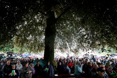 Det årlige sommermøde på Møltrup optagelseshjem var pænt besøgt på trods af regnen. Pia Olsen Dyhr /SF) holdt hovedtalen og folk flokkedes under den store blødbøg.
Foto: Flemming Hansen