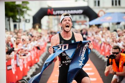 Patrick Dirksmeier skriger sin sejrsglæde ud efter at have passeret målstregen på Torvet i Herning.? Foto: James Mitchell