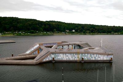I Vejle har den lokale kajakklub fået et flydende foreningshus i byens havn, og noget lignende ville være den ultimative drøm for Herning Kajakklub at få ved Fuglsang Sø. ? Foto: Lokale- og Anlægsfonden