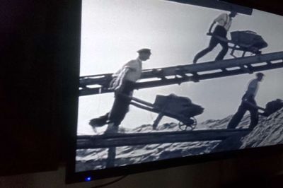 Søby Brunkulsmuseum har fået rettighederne til at vise dokumentarfilmen »Danmarks skjulte reserver« fra 1944. Bag filmen stod det københavnske firma Tuxen og Hagemann, som en overgang var landets største brunkulsfirma. Filmen viser hele processen fra jord til kunde, og konklusionen lyder, at uden brunkullene var de danske kraftværker gået i stå. Derfor fik landets skjulte reserver og det hårde slid i brunkulslejerne »uvurderlig betydning for os alle«. ?Foto fra filmen