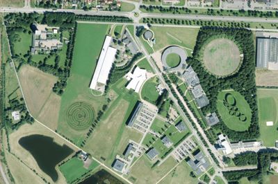 Socle du Monde breder sig over de to museer og højskolen. ?pr-foto