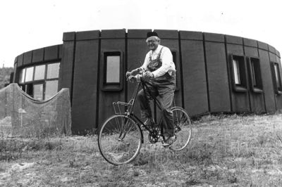 Aage og Bitten Damgaards sommerhus ved Vesterhavet skulle være noget særligt, og C.F. Møllers Tegnestue udformede det cirkelrundt og beklædt med cortenstål. I forbindelse med en omtale af 100-året for Aage Damgaards fødsel bragte Folkebladet i 2017 dette foto og skrev, at Aage Damgaard havde udtalt, at huset kunne blive inspiration til et nyt bøfhus. Senere blev cortenstålet erstattet med glasfiber, da stålet ikke kunne klare Vesterhavets påvirkning.