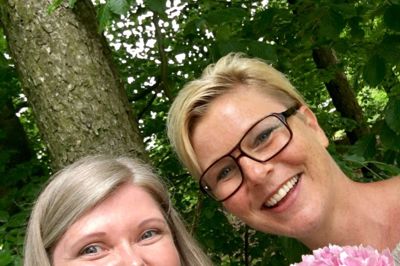 Dagplejer Birthe Nørgaard Mikkelsen (t.h.) vil fremover tilbyde børnene en mindful hverdag efter at have været på kursus hos Mette Møldrup Hansen (t.v.). ?Privatfoto