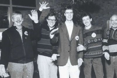 Den jubilerende sportsfiskerforenings bestyrelse med fra venstre Henning Nygaard, Jens Chr. Jensen, Bo Lisbjerg, Henrik Fasterholt og Flemming Sørensen. Og sådan går det naturligvis, når fotografen beder den vise en fangst. ?Foto: Ole Lauritsen