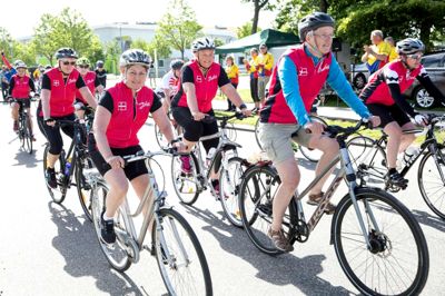 Starten på årets Lady Tour, motionscykelløbet kun for kvinder, gik som sædvanlig fra Nordvest Hallen i Tjørring, og der blev cyklet på både almindelige cykler og racercykler. Sikkerheden er i højsædet på turen. Ude på ruten er Tjørring Cykel Motions mænd placeret ved de mange vejkryds, og skulle man være uheldig at få en defekt på cyklen, er der hjælp at hente fra løbets slutbiler. ?Foto: tom Laursen