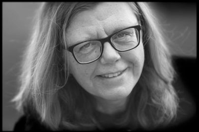 Traditionen tro hejste rektor Marie Lund flaget foran Herningsholms Erhvervs-gymnasium sammen med årets første student i fredags. ? foto: henrik ole jensen