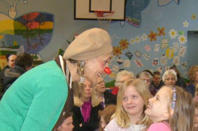 Hospitalsklovnen Petunia skabte glæde på Klovborg Friskole, der kvitterede ved at samle ind til det gode formål. ?Privatfoto